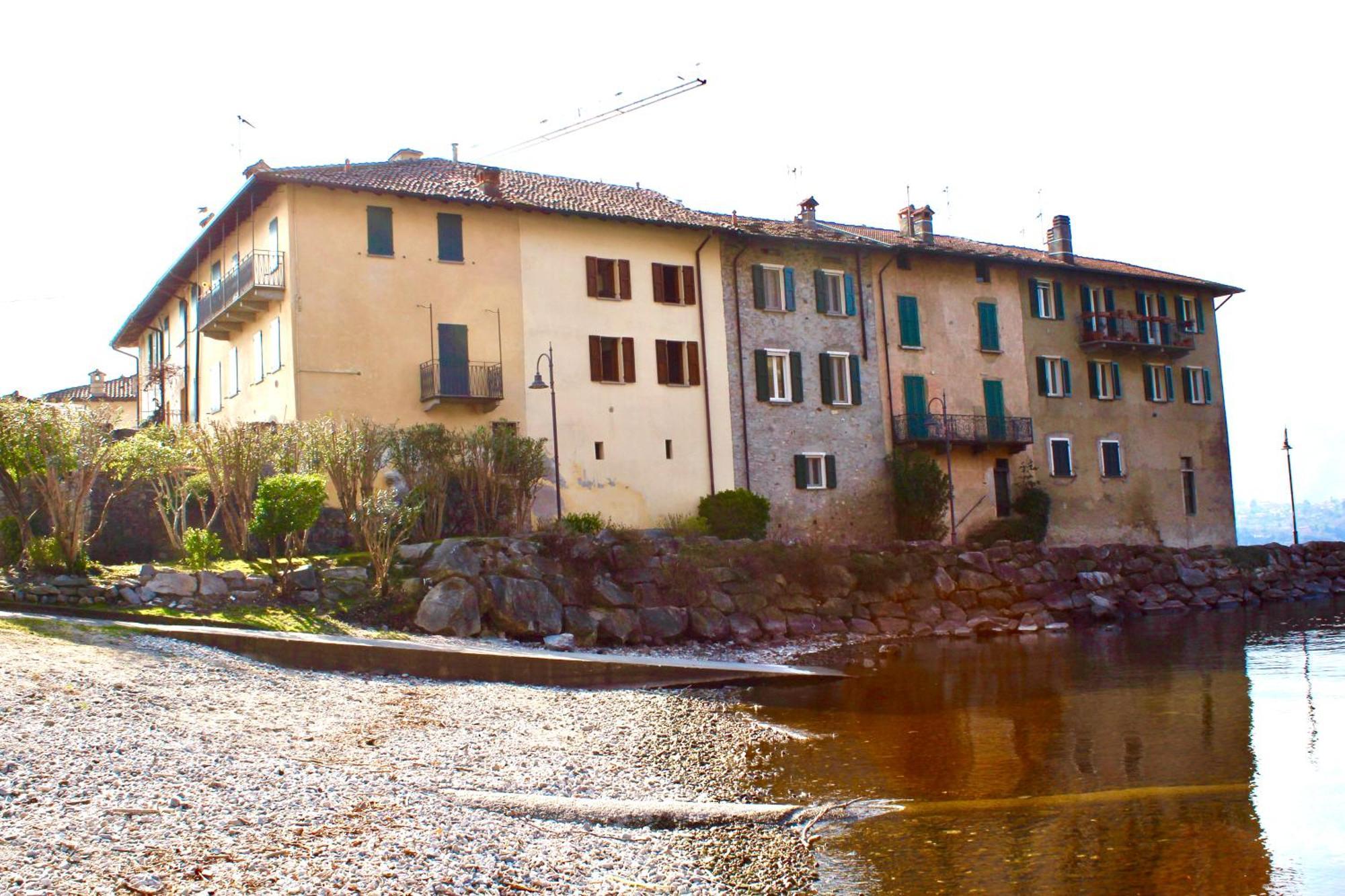 Riva Bianca Castle Lierna